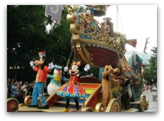 Minnie and Goofy at HK DIsneyland