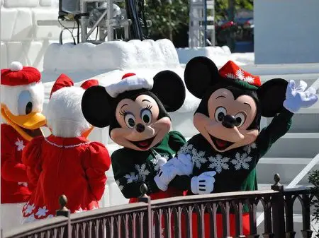 Hong Kong Disneyland Let It Snow Christmas Parade